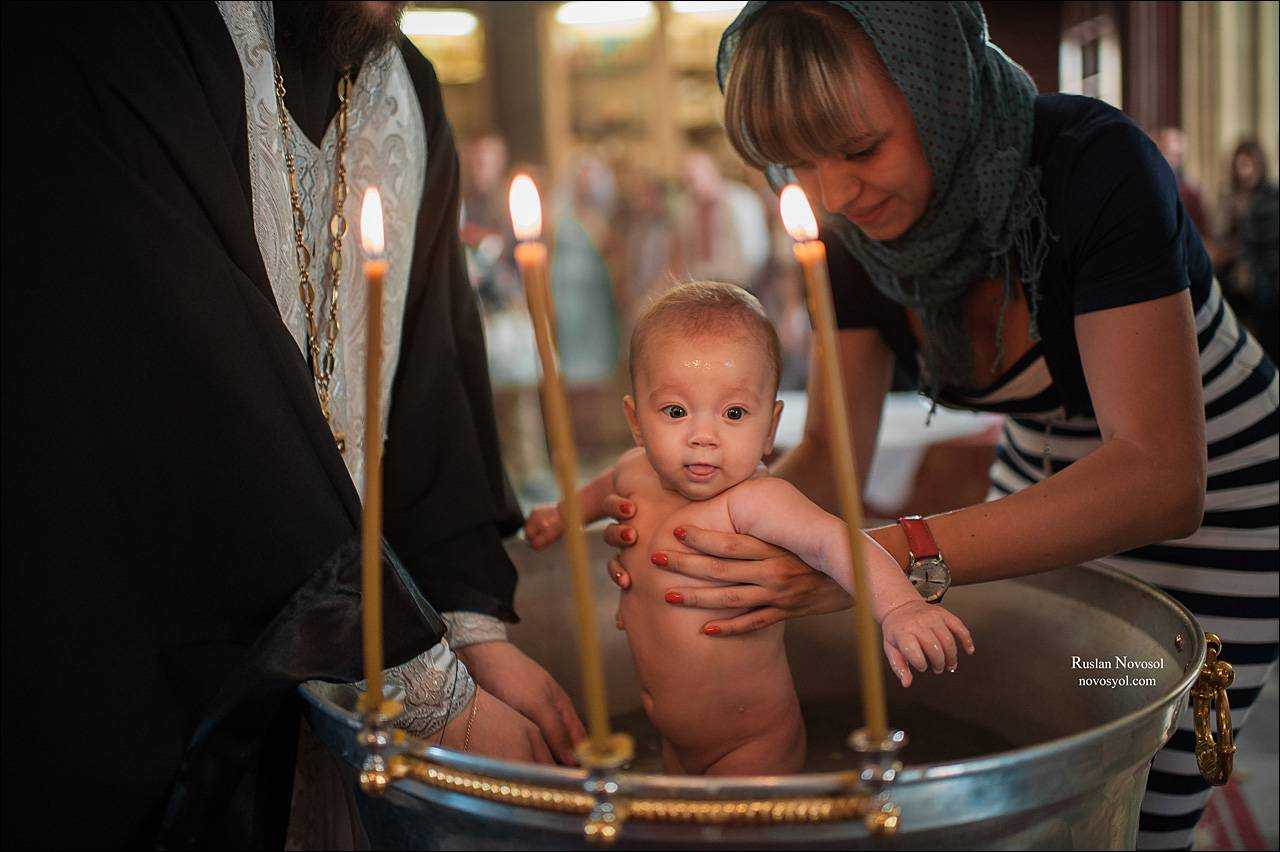 Крестят ли детей в воскресенье. Крестить ребенка. Крещение детей в церкви. Фотосъемка крещения в храме. Фотосессия крещения ребенка.