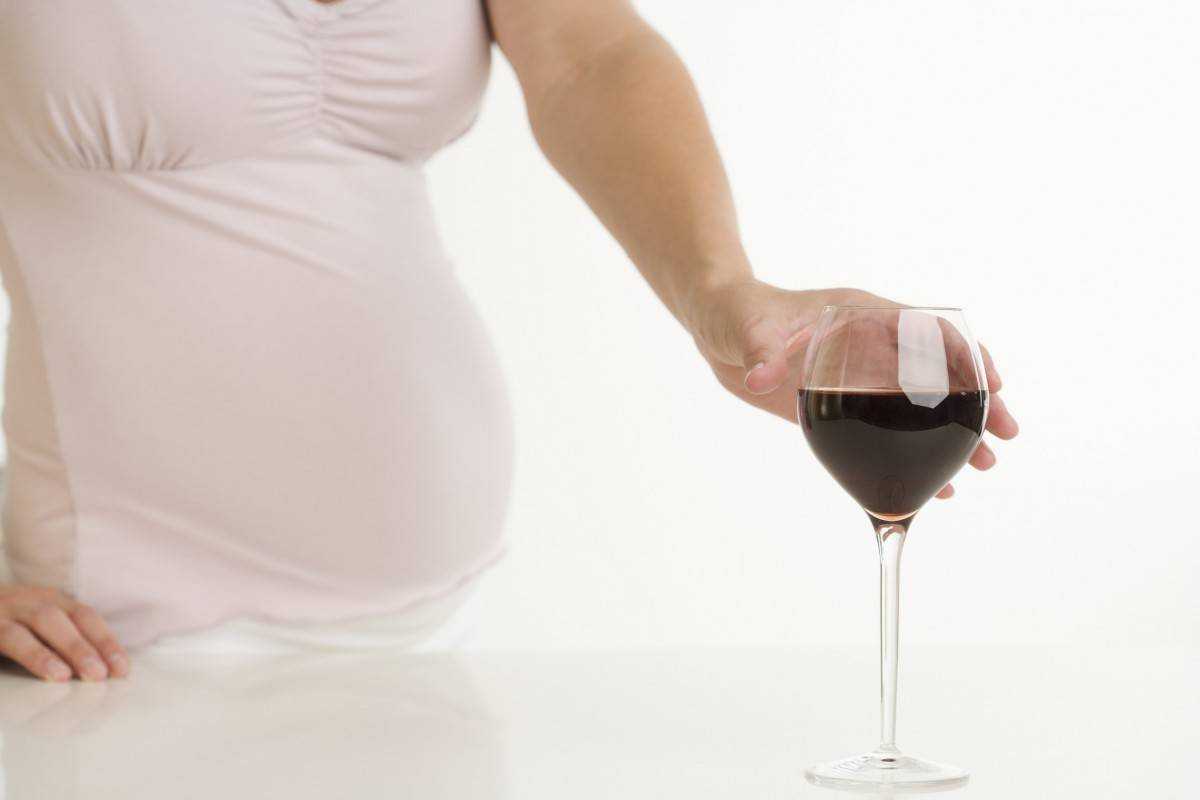 Пьющие беременные после. Пьющие беременные женщины. Вредные привычки беременной женщины.