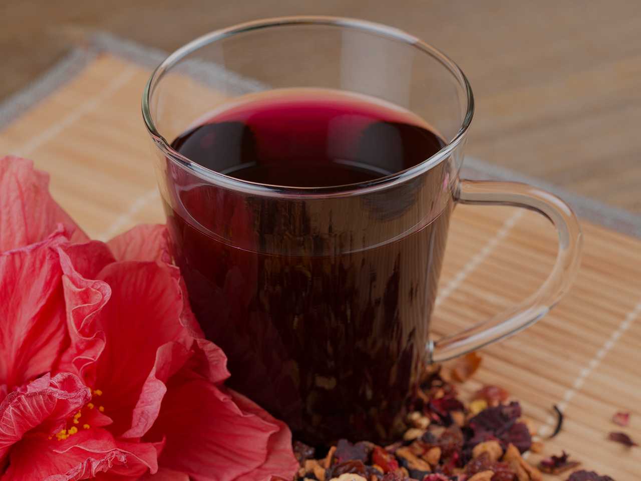 Каркаде как заваривать и пить. Каркаде (гибискус). Красный чай каркаде. Чай "каркаде". Гибискус чай каркаде.