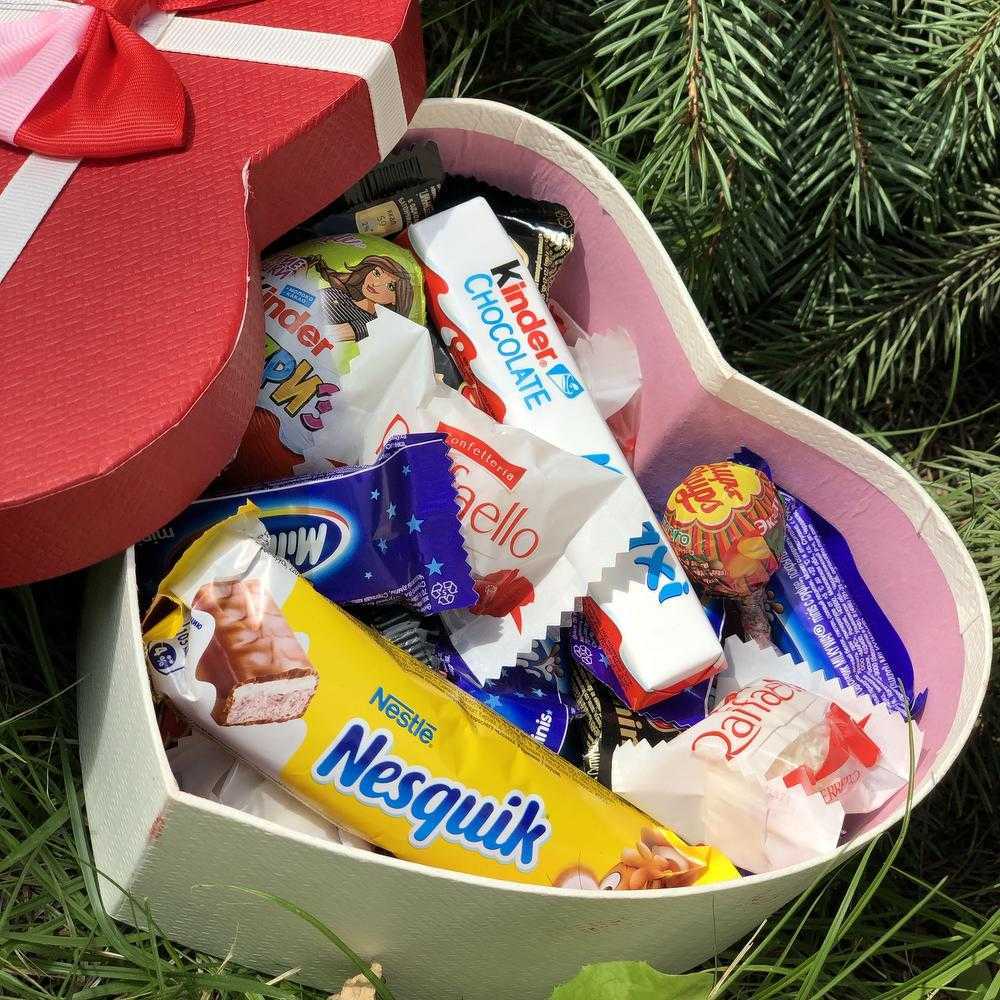 Что можно подарить за 200 рублей. Сладости в коробке подарок. Коробка со сладостями. Сладкий подарок. Коробка со сладостями в подарок.