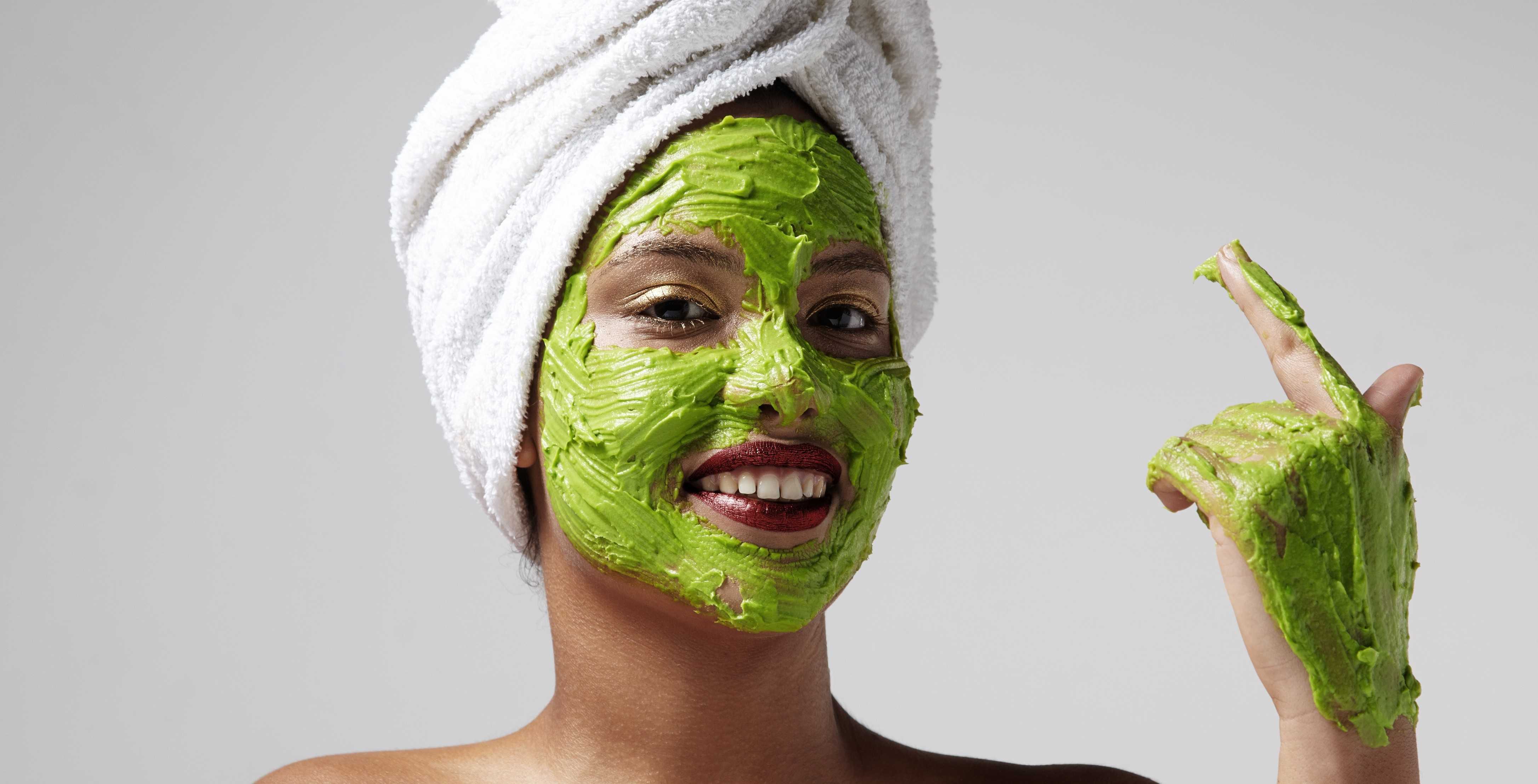 Маска для лица s. Маска Avocado face Mask. Девушка с маской на лице. Маска для лица/зеленая. Зеленая маска косметическая для лица.