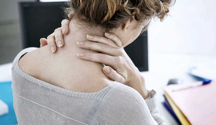 Болит спина под лопаткой, в межлопаточной области: причины и методы лечения