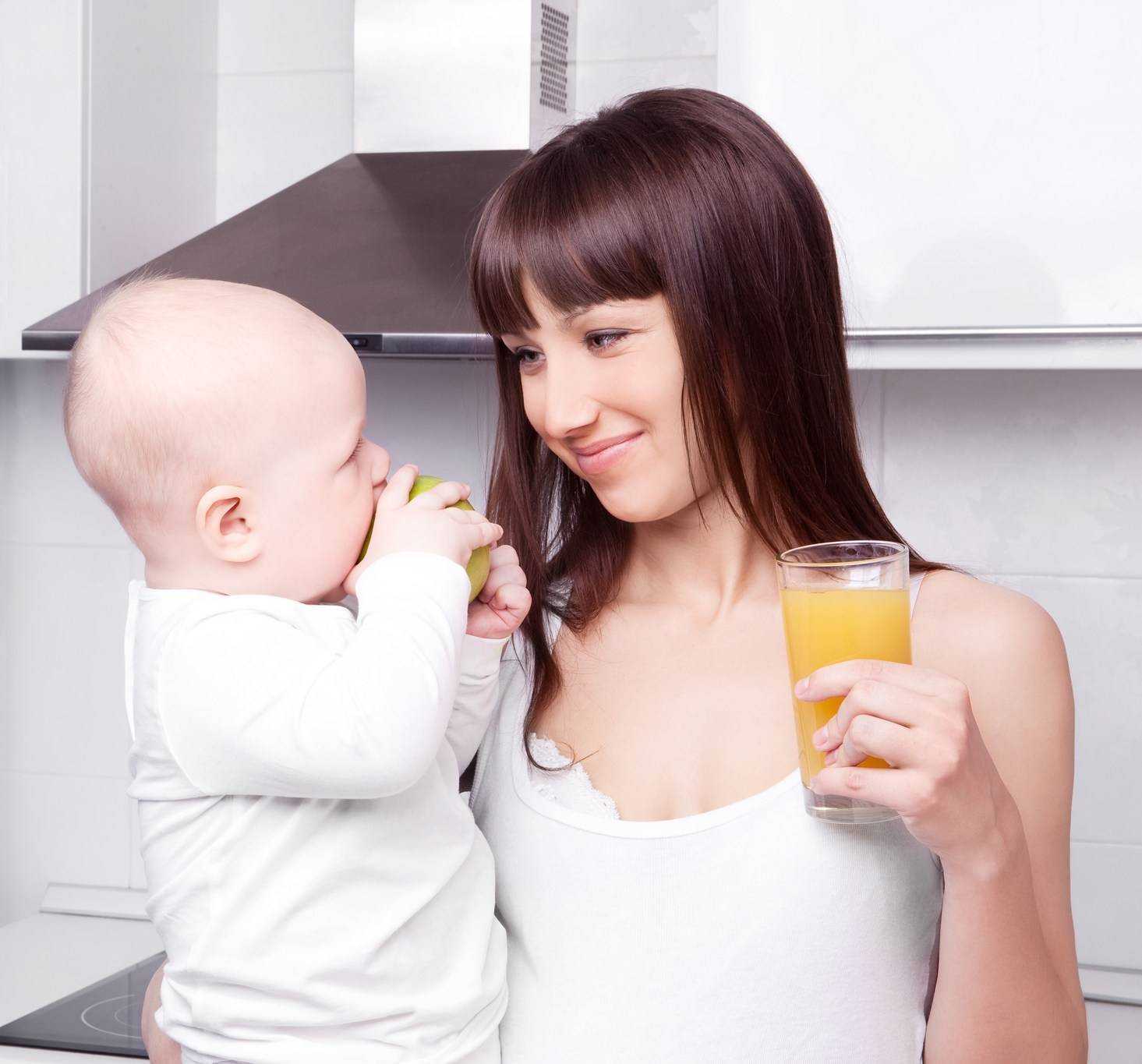 Можно вскармливании. Питание матерей грудничков. Мама пьет сок. Грудное вскармливание еда для мамы. Питание после родов.