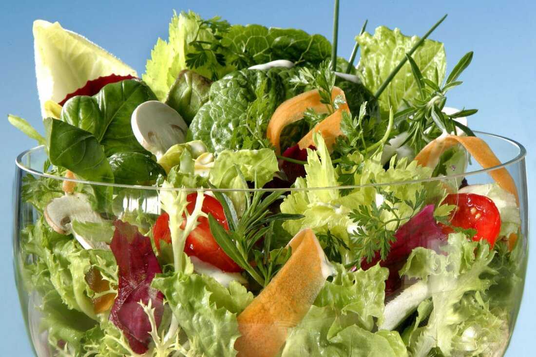 Можно ли есть овощной салат. Свежие овощи и зелень. Салаты. Салат овощ. Зелень для салатов.
