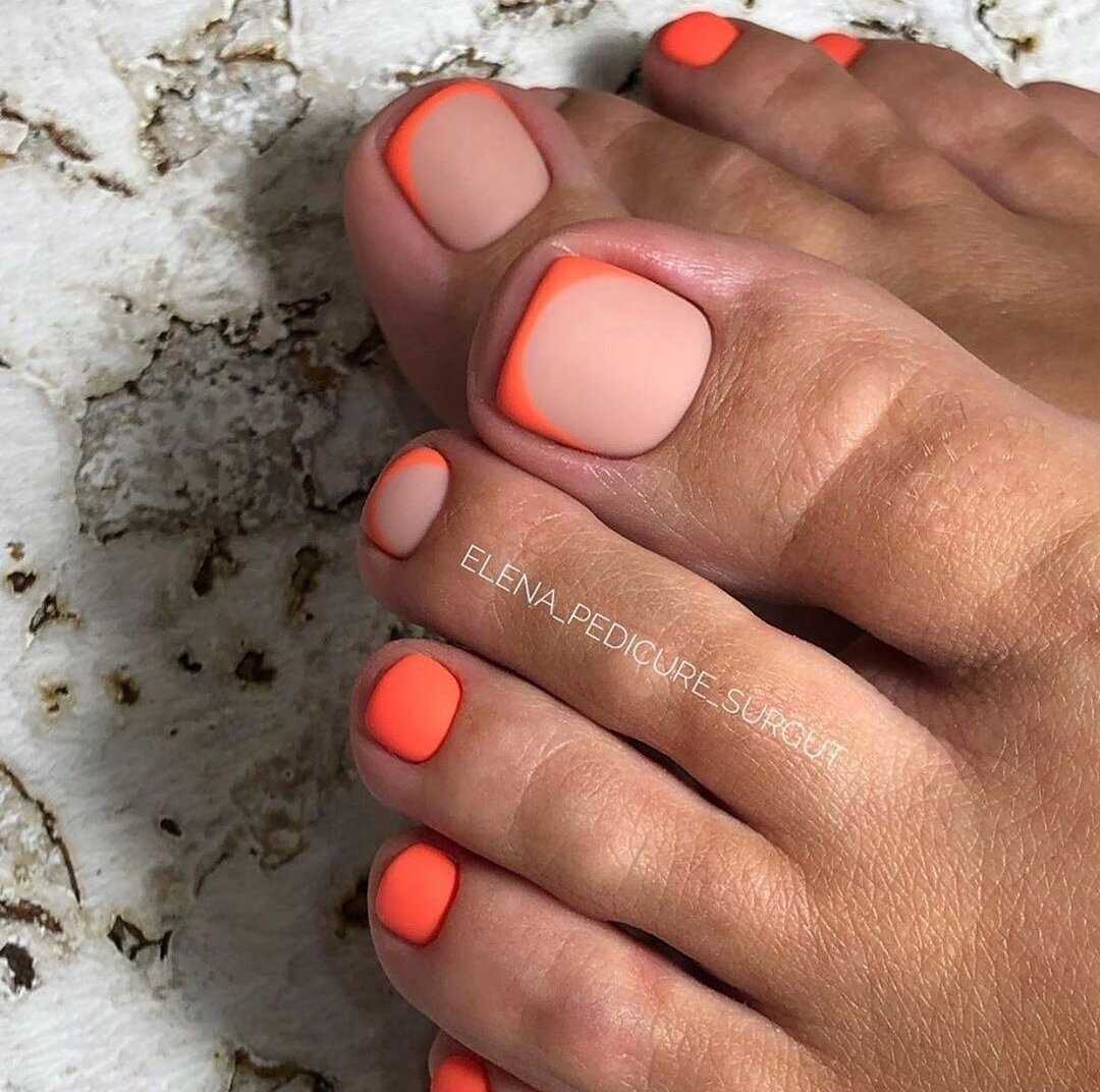Коралловый цвет ногтей на ногах фото